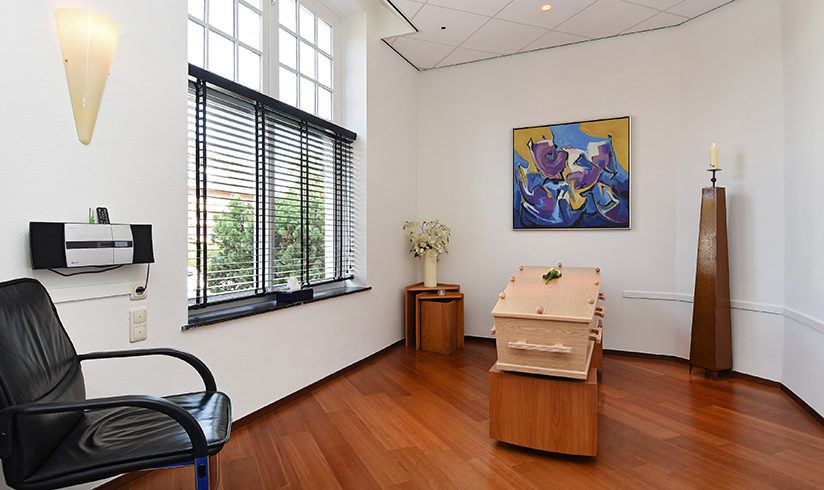 Bed en stoel in uitvaartcentrum